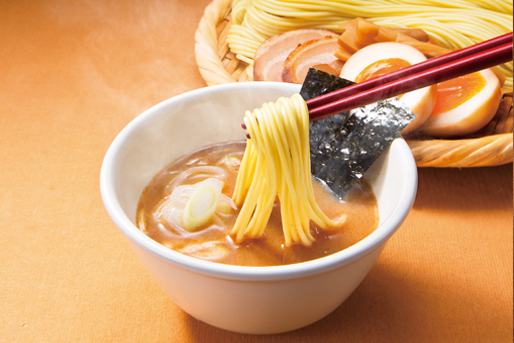 乾麺物語魚介醤油つけ麺の調理例